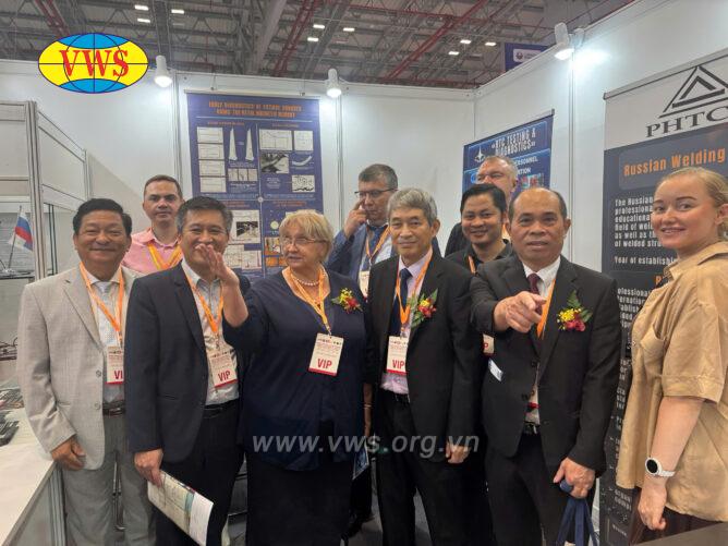 Hợp Tác Chiến Lược Việt - Nga: VWS và RWS Ký Kết Thỏa Thuận hợp tác tại Metal & Weld 2025 8 RWS booth
